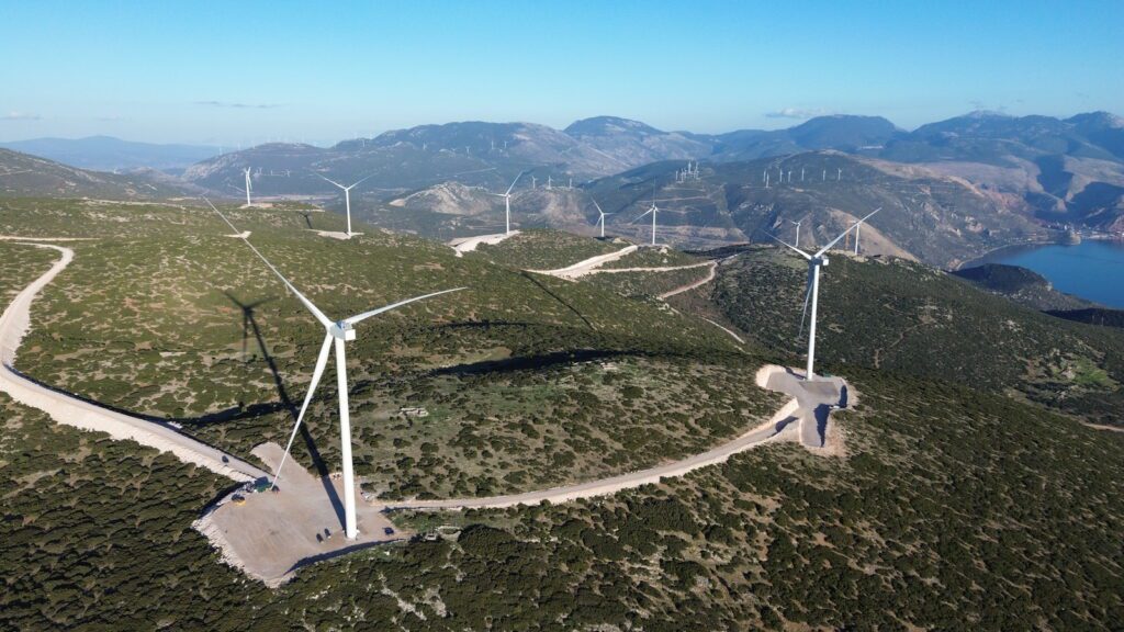 «Άνεμος» Ενέργειας στη Στερεά Ελλάδα: Η ΔΕΗ Θωρακίζει 20.000 Νοικοκυριά με Νέο Αιολικό Πάρκο